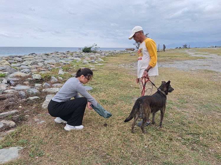 Walk your dog without leaving poop:  Keep the environment clean